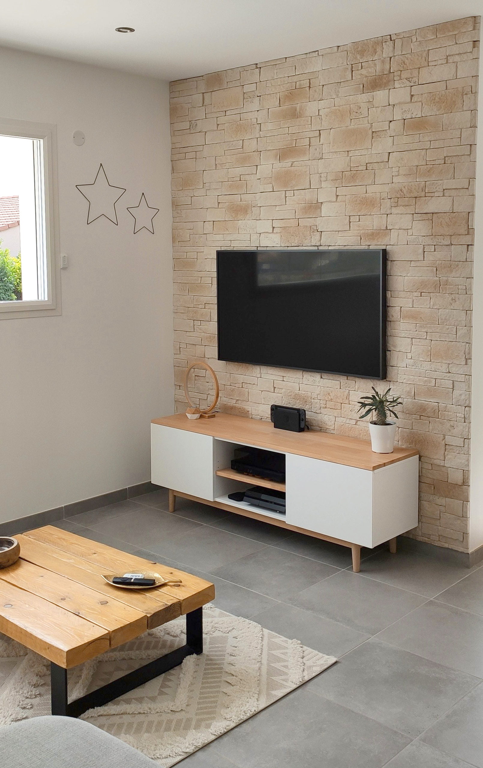 Living room with wall cladding in natural-tone Cubik sheet from ORSOL, wall-mounted TV.